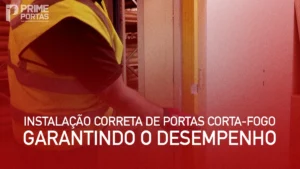 Profissional realizando a instalação correta de portas corta-fogo em ambiente comercial