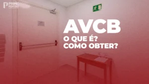 Porta corta-fogo certificada em corredor de condomínio com documento AVCB e sinalização de saída de emergência