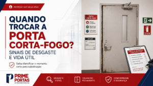 técnico inspecionando quando trocar a porta corta-fogo com desgaste e ferrugem